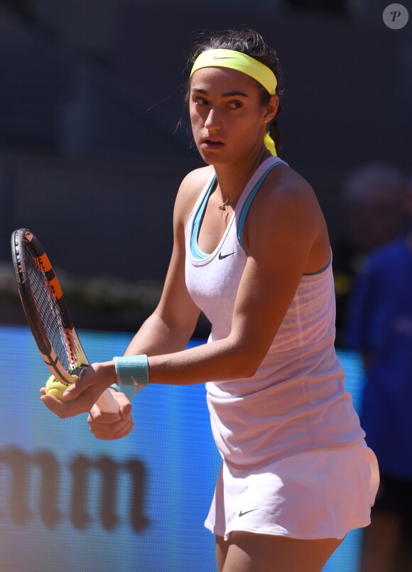Caroline Garcia joue contre Maria Sharapova lors du 5ème jour de l'Open de Madrid "Mutua" à la Caja Magica à Madrid, le 6 mai 2015.