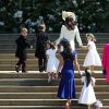 Kate Middleton et Jessica Mulroney (robe bleue) arrivent à la chapelle St. George avec les pageboys (jeunes pages) et flowergirls (porteuses de fleurs) pour le mariage du prince Harry et de Meghan Markle au château de Windsor, samedi 19 mai 2018