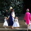 Kate Middleton et Jessica Mulroney (robe bleue) arrivent à la chapelle St. George avec les pageboys (jeunes pages) et flowergirls (porteuses de fleurs) pour le mariage du prince Harry et de Meghan Markle au château de Windsor, samedi 19 mai 2018