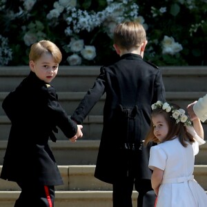 Kate Middleton et Jessica Mulroney (robe bleue) arrivent à la chapelle St. George avec les pageboys (jeunes pages) et flowergirls (porteuses de fleurs) pour le mariage du prince Harry et de Meghan Markle au château de Windsor, samedi 19 mai 2018