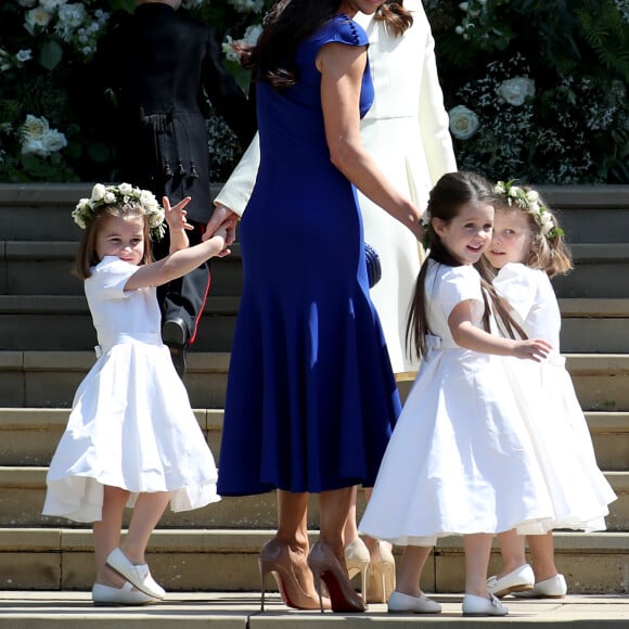 Kate Middleton et Jessica Mulroney (robe bleue) arrivent à la chapelle St. George avec les pageboys (jeunes pages) et flowergirls (porteuses de fleurs) pour le mariage du prince Harry et de Meghan Markle au château de Windsor, samedi 19 mai 2018