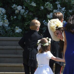 Kate Middleton et Jessica Mulroney (robe bleue) arrivent à la chapelle St. George avec les pageboys (jeunes pages) et flowergirls (porteuses de fleurs) pour le mariage du prince Harry et de Meghan Markle au château de Windsor, samedi 19 mai 2018