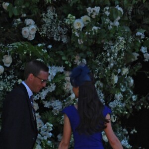Kate Middleton et Jessica Mulroney (robe bleue) arrivent à la chapelle St. George avec les pageboys (jeunes pages) et flowergirls (porteuses de fleurs) pour le mariage du prince Harry et de Meghan Markle au château de Windsor, samedi 19 mai 2018