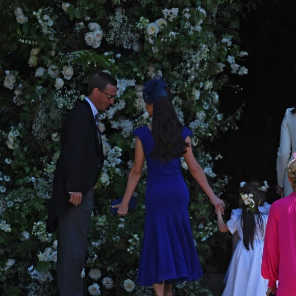 Kate Middleton et Jessica Mulroney (robe bleue) arrivent à la chapelle St. George avec les pageboys (jeunes pages) et flowergirls (porteuses de fleurs) pour le mariage du prince Harry et de Meghan Markle au château de Windsor, samedi 19 mai 2018