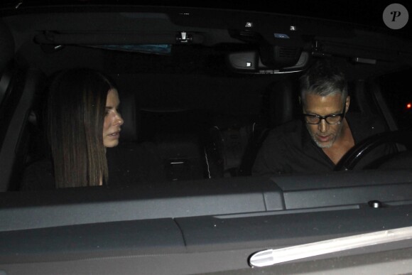 Exclusif - Sandra Bullock et son compagnon Bryan Randall quittent le restaurant Roku Sushi à West Hollywood le 18 mai 2018.