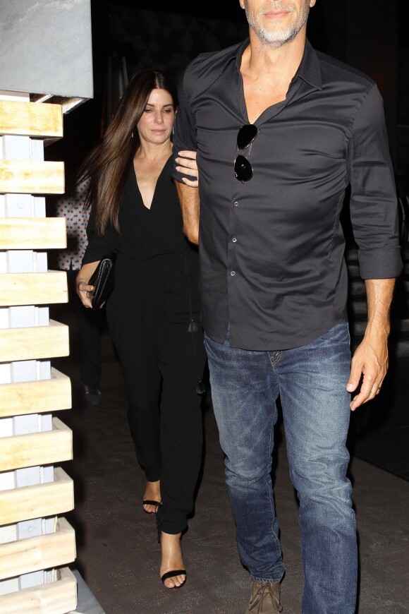 Exclusif - Sandra Bullock et son compagnon Bryan Randall quittent le restaurant Roku Sushi à West Hollywood le 18 mai 2018.
