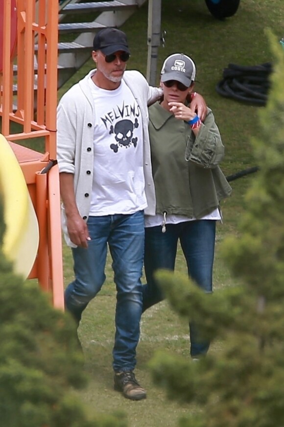 Exclusif - Sandra Bullock s'amuse avec son compagnon Bryan Randall et ses enfants Laila et Louis dans les manèges à Studio City le 12 mai 2018.