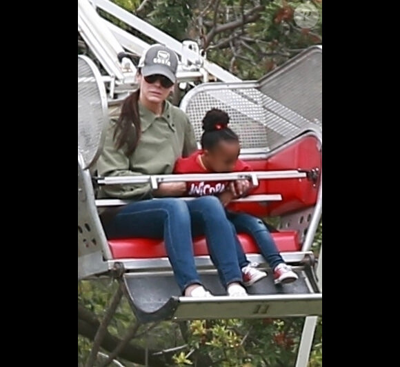 Exclusif - Sandra Bullock s'amuse avec son compagnon Bryan Randall et ses enfants Laila et Louis dans les manèges à Studio City le 12 mai 2018.