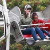 Exclusif - Sandra Bullock s'amuse avec son compagnon Bryan Randall et ses enfants Laila et Louis dans les manèges à Studio City le 12 mai 2018.