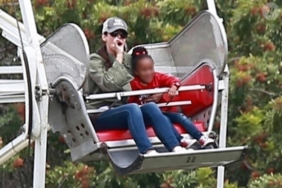 Exclusif - Sandra Bullock s'amuse avec son compagnon Bryan Randall et ses enfants Laila et Louis dans les manèges à Studio City le 12 mai 2018.