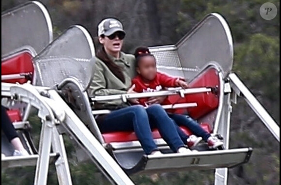 Exclusif - Sandra Bullock s'amuse avec son compagnon Bryan Randall et ses enfants Laila et Louis dans les manèges à Studio City le 12 mai 2018.