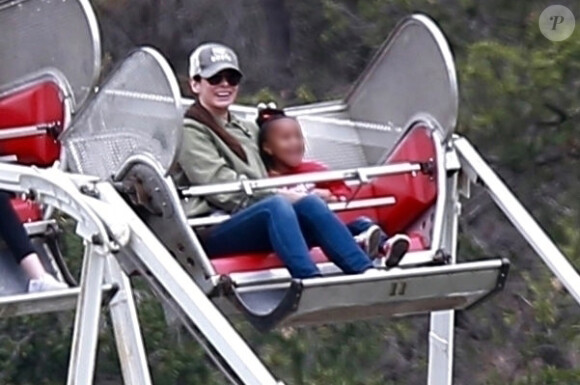 Exclusif - Sandra Bullock s'amuse avec son compagnon Bryan Randall et ses enfants Laila et Louis dans les manèges à Studio City le 12 mai 2018.