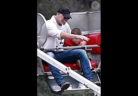 Exclusif - Sandra Bullock s'amuse avec son compagnon Bryan Randall et ses enfants Laila et Louis dans les manèges à Studio City le 12 mai 2018.