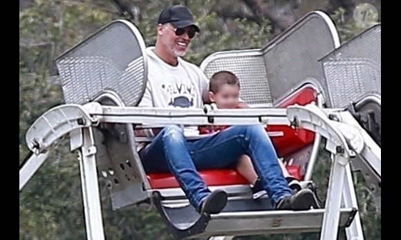 Exclusif - Sandra Bullock s'amuse avec son compagnon Bryan Randall et ses enfants Laila et Louis dans les manèges à Studio City le 12 mai 2018.