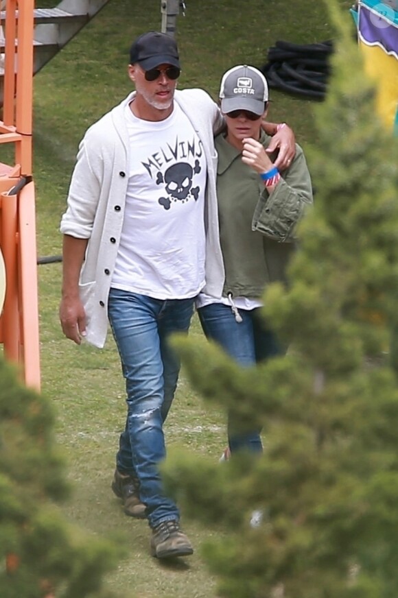 Exclusif - Sandra Bullock s'amuse avec son compagnon Bryan Randall et ses enfants Laila et Louis dans les manèges à Studio City le 12 mai 2018.