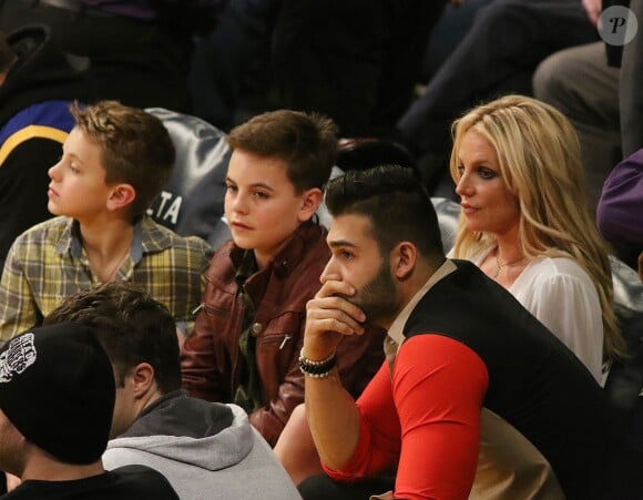 Britney Spears et son compagnon Sam Asghari sont allés assister à un match des Lakers à Los Angeles. Les enfants de Britney, Sean Federline et Jayden James Federline sont de la partie! Le 29 novembre 2017 © Prensa Internacional via Zuma/Bestimage