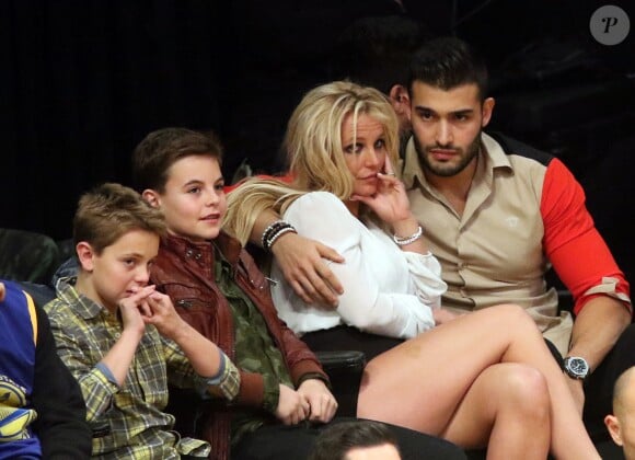 Britney Spears et son compagnon Sam Asghari sont allés assister à un match des Lakers à Los Angeles. Les enfants de Britney, Sean Federline et Jayden James Federline sont de la partie! Le 29 novembre 2017 © Prensa Internacional via Zuma/Bestimage