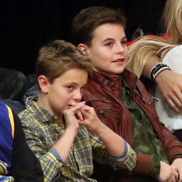 Britney Spears et son compagnon Sam Asghari sont allés assister à un match des Lakers à Los Angeles. Les enfants de Britney, Sean Federline et Jayden James Federline sont de la partie! Le 29 novembre 2017 © Prensa Internacional via Zuma/Bestimage