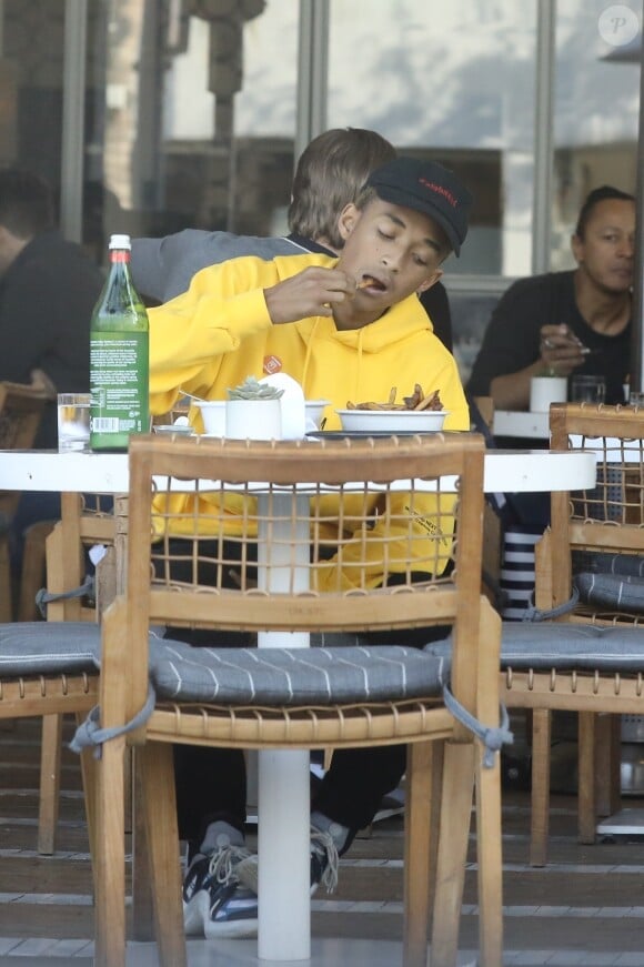 Exclusif - Jaden Smith est allé déjeuner seul au Cafe Gratitude à Beverly Hills, le 22 mai 2018.