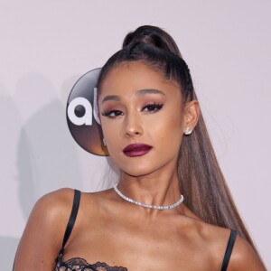 Ariana Grande sur le tapis rouge du 2016 American Music Awards au théâtre Microsoft à Los Angeles, le 20 novembre 2016.
