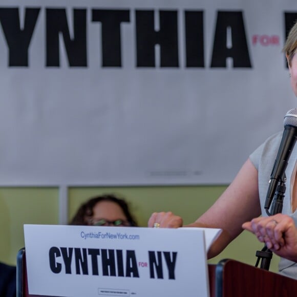 Cynthia Nixon, candidate démocrate au poste de gouverneur de New York, déclare qu'elle ferait en sorte que New York dépende à 100% de l'énergie renouvelable d'ici 2050 au Rockaway YMCA à New York City, New York, Etats-Unis, le 20 avril 2018.