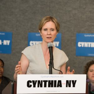 Cynthia Nixon, candidate démocrate au poste de gouverneur de New York, déclare qu'elle ferait en sorte que New York dépende à 100% de l'énergie renouvelable d'ici 2050 au Rockaway YMCA à New York City, New York, Etats-Unis, le 20 avril 2018.