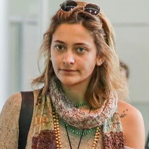 Semi Exclusif - Paris Jackson arrive à Paris et quitte l'aéroport dans un van Mercedes le 24 mai 2018. / Bestimage