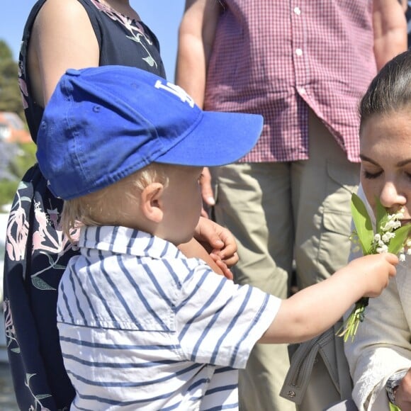 La princesse Victoria de Suède dans le Parc national de Kosterhavet dans l'archipel des îles Koster, dans l'ouest de la Suède, le 24 mai 2018. La dixième de ses "promenades" destinées à valoriser le patrimoine naturel de son pays.