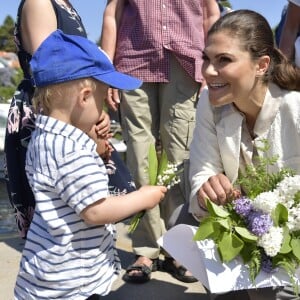 La princesse Victoria de Suède dans le Parc national de Kosterhavet dans l'archipel des îles Koster, dans l'ouest de la Suède, le 24 mai 2018. La dixième de ses "promenades" destinées à valoriser le patrimoine naturel de son pays.