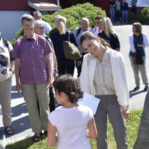 La princesse Victoria de Suède dans le Parc national de Kosterhavet dans l'archipel des îles Koster, dans l'ouest de la Suède, le 24 mai 2018. La dixième de ses "promenades" destinées à valoriser le patrimoine naturel de son pays.