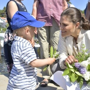 La princesse Victoria de Suède dans le Parc national de Kosterhavet dans l'archipel des îles Koster, dans l'ouest de la Suède, le 24 mai 2018. La dixième de ses "promenades" destinées à valoriser le patrimoine naturel de son pays.