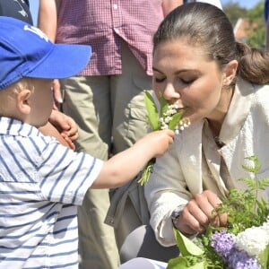 La princesse Victoria de Suède dans le Parc national de Kosterhavet dans l'archipel des îles Koster, dans l'ouest de la Suède, le 24 mai 2018. La dixième de ses "promenades" destinées à valoriser le patrimoine naturel de son pays.