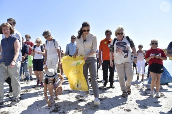 La princesse Victoria de Suède ramasse des déchets dans le Parc national de Kosterhavet dans l'archipel des îles Koster, dans l'ouest de la Suède, le 24 mai 2018. La dixième de ses "promenades" destinées à valoriser le patrimoine naturel de son pays.