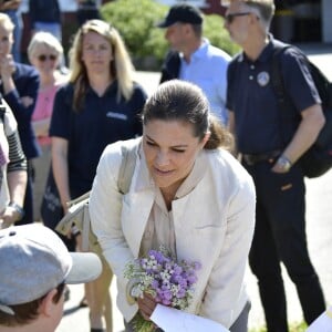 La princesse Victoria de Suède dans le Parc national de Kosterhavet dans l'archipel des îles Koster, dans l'ouest de la Suède, le 24 mai 2018. La dixième de ses "promenades" destinées à valoriser le patrimoine naturel de son pays.