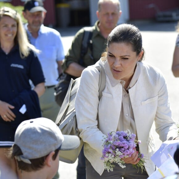 La princesse Victoria de Suède dans le Parc national de Kosterhavet dans l'archipel des îles Koster, dans l'ouest de la Suède, le 24 mai 2018. La dixième de ses "promenades" destinées à valoriser le patrimoine naturel de son pays.