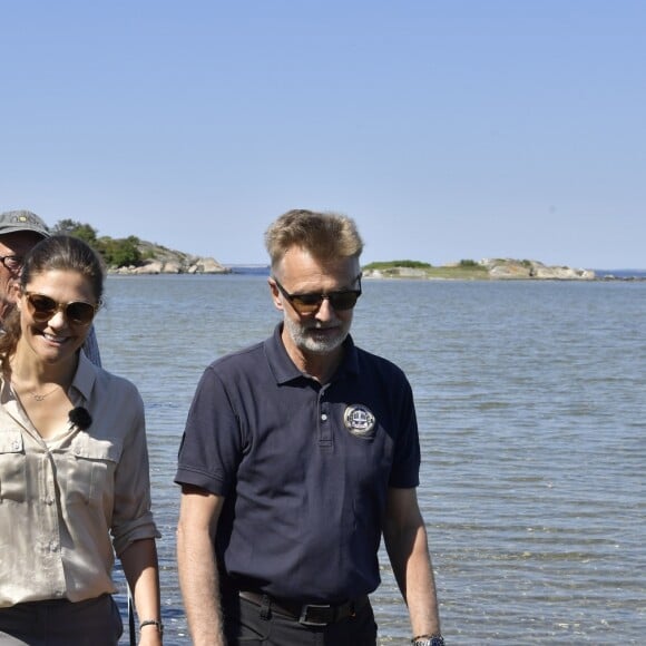 La princesse Victoria de Suède dans le Parc national de Kosterhavet dans l'archipel des îles Koster, dans l'ouest de la Suède, le 24 mai 2018. La dixième de ses "promenades" destinées à valoriser le patrimoine naturel de son pays.