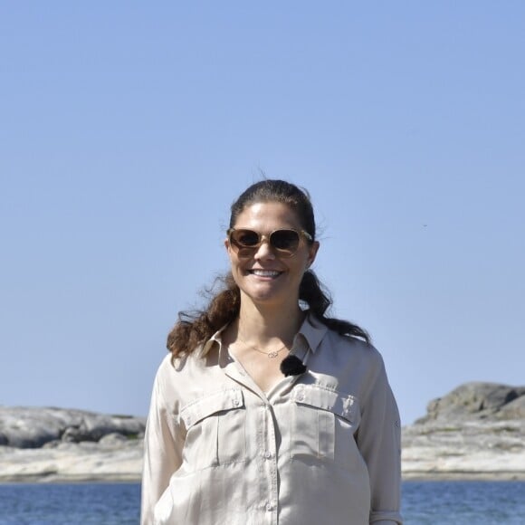 La princesse Victoria de Suède dans le Parc national de Kosterhavet dans l'archipel des îles Koster, dans l'ouest de la Suède, le 24 mai 2018. La dixième de ses "promenades" destinées à valoriser le patrimoine naturel de son pays.