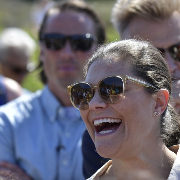 La princesse Victoria de Suède dans le Parc national de Kosterhavet dans l'archipel des îles Koster, dans l'ouest de la Suède, le 24 mai 2018. La dixième de ses "promenades" destinées à valoriser le patrimoine naturel de son pays.