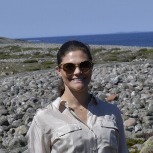 La princesse Victoria de Suède dans le Parc national de Kosterhavet dans l'archipel des îles Koster, dans l'ouest de la Suède, le 24 mai 2018. La dixième de ses "promenades" destinées à valoriser le patrimoine naturel de son pays.