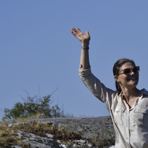 La princesse Victoria de Suède dans le Parc national de Kosterhavet dans l'archipel des îles Koster, dans l'ouest de la Suède, le 24 mai 2018. La dixième de ses "promenades" destinées à valoriser le patrimoine naturel de son pays.