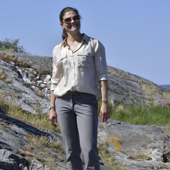 La princesse Victoria de Suède dans le Parc national de Kosterhavet dans l'archipel des îles Koster, dans l'ouest de la Suède, le 24 mai 2018. La dixième de ses "promenades" destinées à valoriser le patrimoine naturel de son pays.