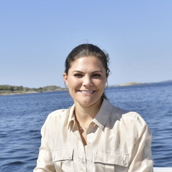 La princesse Victoria de Suède dans le Parc national de Kosterhavet dans l'archipel des îles Koster, dans l'ouest de la Suède, le 24 mai 2018. La dixième de ses "promenades" destinées à valoriser le patrimoine naturel de son pays.