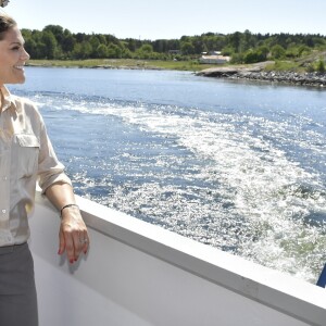 La princesse Victoria de Suède dans le Parc national de Kosterhavet dans l'archipel des îles Koster, dans l'ouest de la Suède, le 24 mai 2018. La dixième de ses "promenades" destinées à valoriser le patrimoine naturel de son pays.