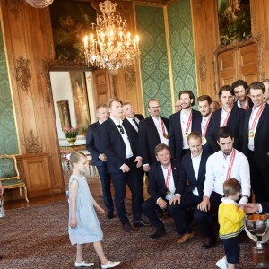 La princesse Victoria, le prince Daniel et le prince Carl Philip de Suède, avec le prince Oscar et la princesse Estelle de Suède, célébrant le titre de champions du monde des hockeyeurs suédois le 21 mai 2018 au palais royal à Stockholm.