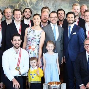 La princesse Victoria, le prince Daniel et le prince Carl Philip de Suède, avec le prince Oscar et la princesse Estelle de Suède, célébrant le titre de champions du monde des hockeyeurs suédois le 21 mai 2018 au palais royal à Stockholm.