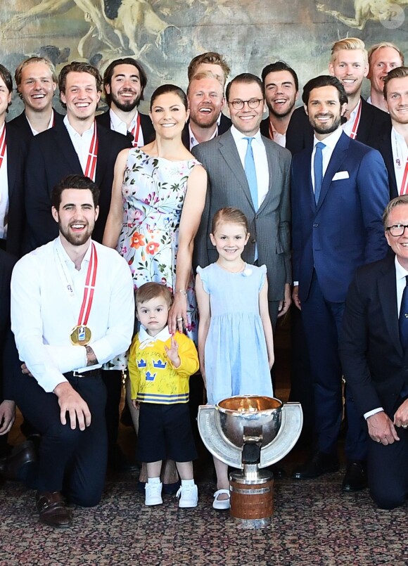 La princesse Victoria, le prince Daniel et le prince Carl Philip de Suède, avec le prince Oscar et la princesse Estelle de Suède, célébrant le titre de champions du monde des hockeyeurs suédois le 21 mai 2018 au palais royal à Stockholm.