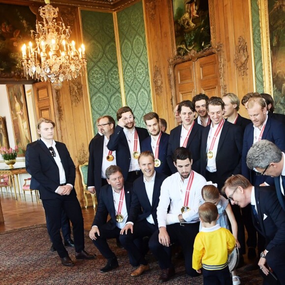 La princesse Victoria, le prince Daniel et le prince Carl Philip de Suède, avec le prince Oscar et la princesse Estelle de Suède, célébrant le titre de champions du monde des hockeyeurs suédois le 21 mai 2018 au palais royal à Stockholm.