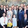 La princesse Victoria, le prince Daniel et le prince Carl Philip de Suède, avec le prince Oscar et la princesse Estelle de Suède, célébrant le titre de champions du monde des hockeyeurs suédois le 21 mai 2018 au palais royal à Stockholm.