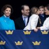La princesse Estelle et le prince Oscar de Suède étaient cette année encore les vedettes, auprès de leurs parents Victoria et Daniel, de l'apparition au balcon du palais royal Drottningholm à Stockholm de la famille royale pour le 72e anniversaire du roi Carl XVI Gustaf de Suède.