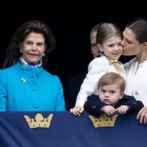 La princesse Estelle et le prince Oscar de Suède étaient cette année encore les vedettes, auprès de leurs parents Victoria et Daniel, de l'apparition au balcon du palais royal Drottningholm à Stockholm de la famille royale pour le 72e anniversaire du roi Carl XVI Gustaf de Suède.